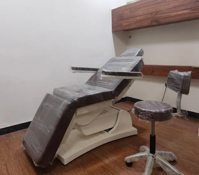 Procedure room with an adjustable treatment chair
